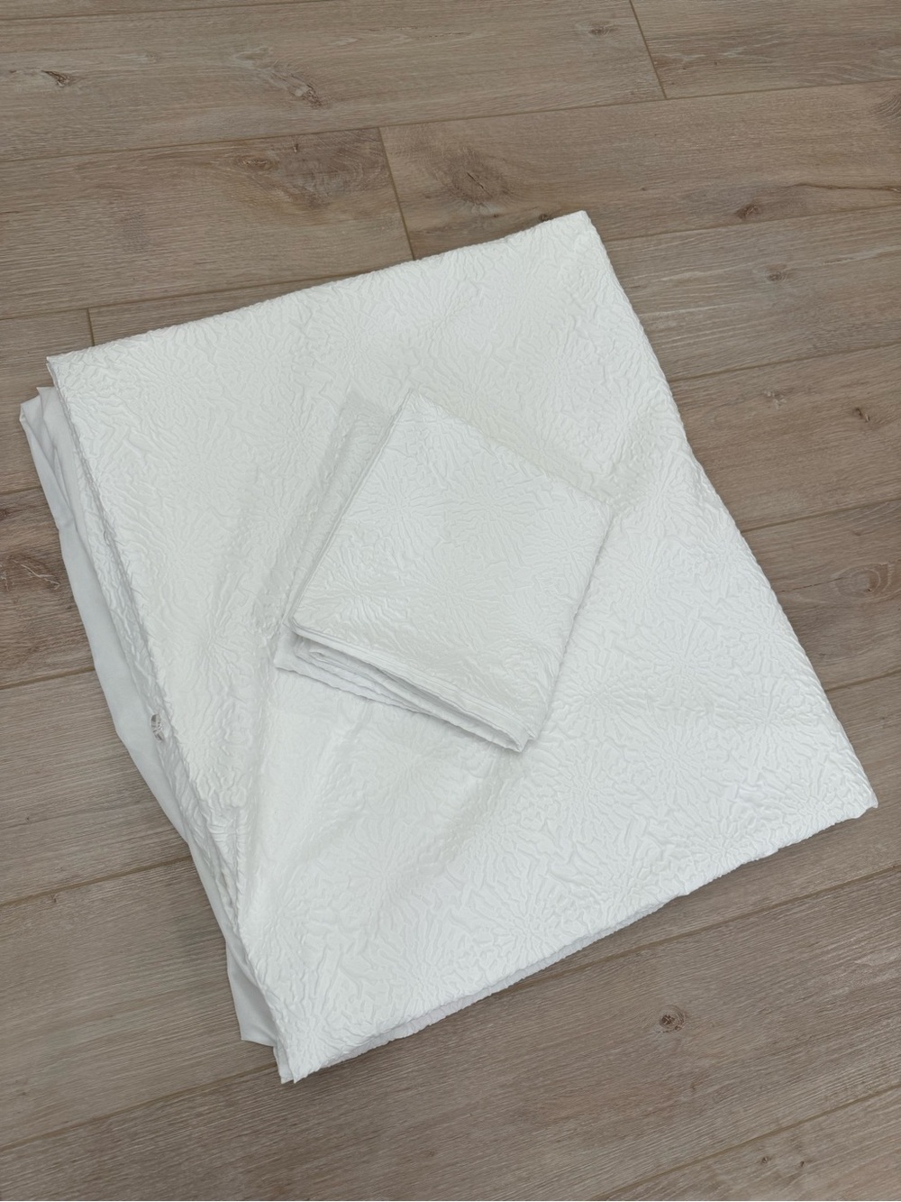 DKNY White Chrysanthemum King Duvet Cover + 2 King Shams